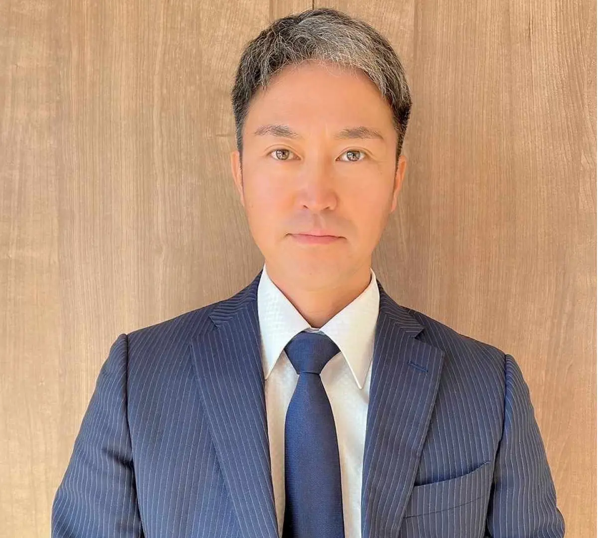 スーツ姿の代表の写真