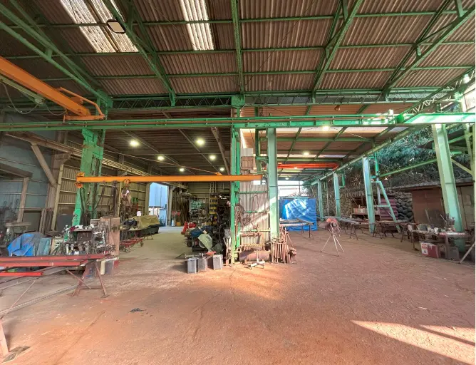 作業用の道具や資材が整理されて配置されており、広々としたスペースが確保されている